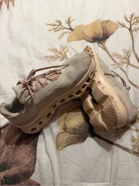 On Cloud Monster Sneaker Women's Size 8 Moon Fawn Running shoes